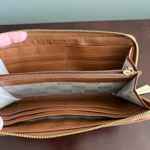 Michael Kors Jet Set Travel Large Travel Continental Wallet - Picture 5 of 11